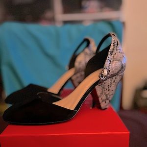Cute black heels w/Snakeskin